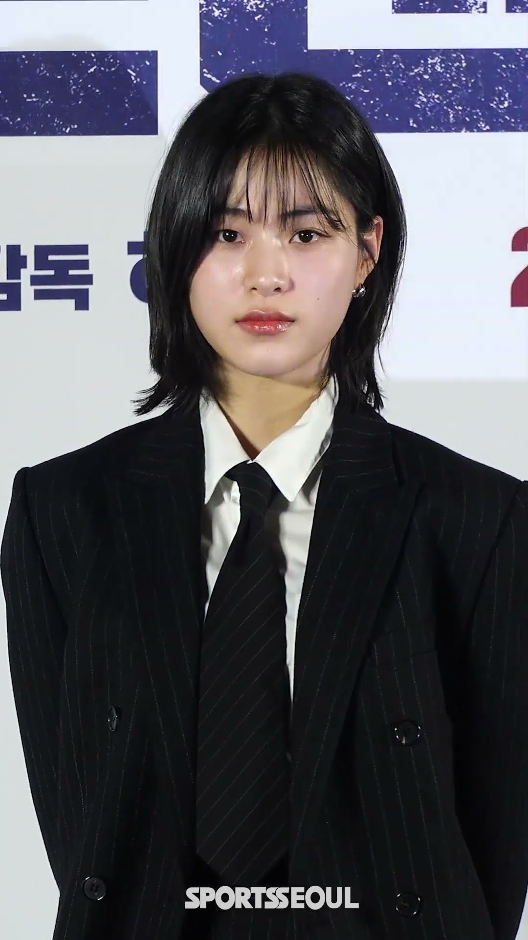 이수경, 올블랙 의상 입고 시크하게