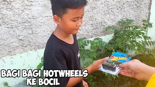 REAKSI BOCIL SAAT DI KASIH HOTWHEELS DARI ORANG ASING