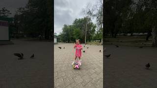 София гоняет на самокате голубей #shortsyoutube #shorts