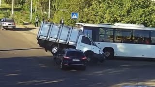 Дві автівки не розминулися на Крошні у Житомирі, один з водіїв проїхав перехрестя на червоне світло