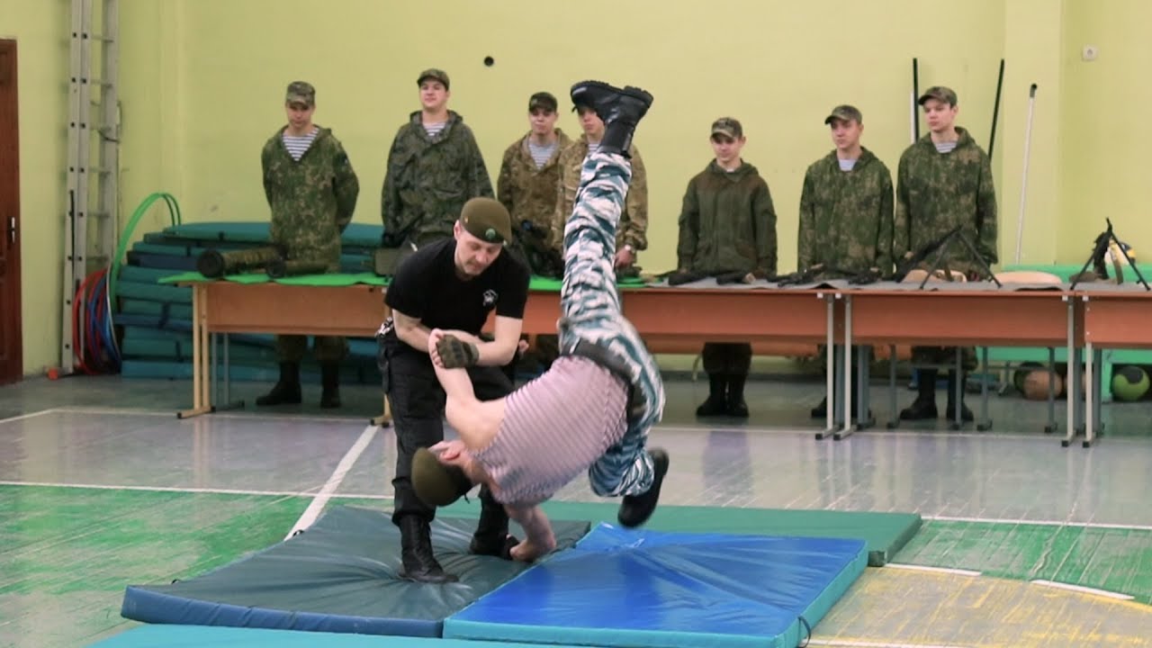 "Невежливые" школьники подрались со спецназом