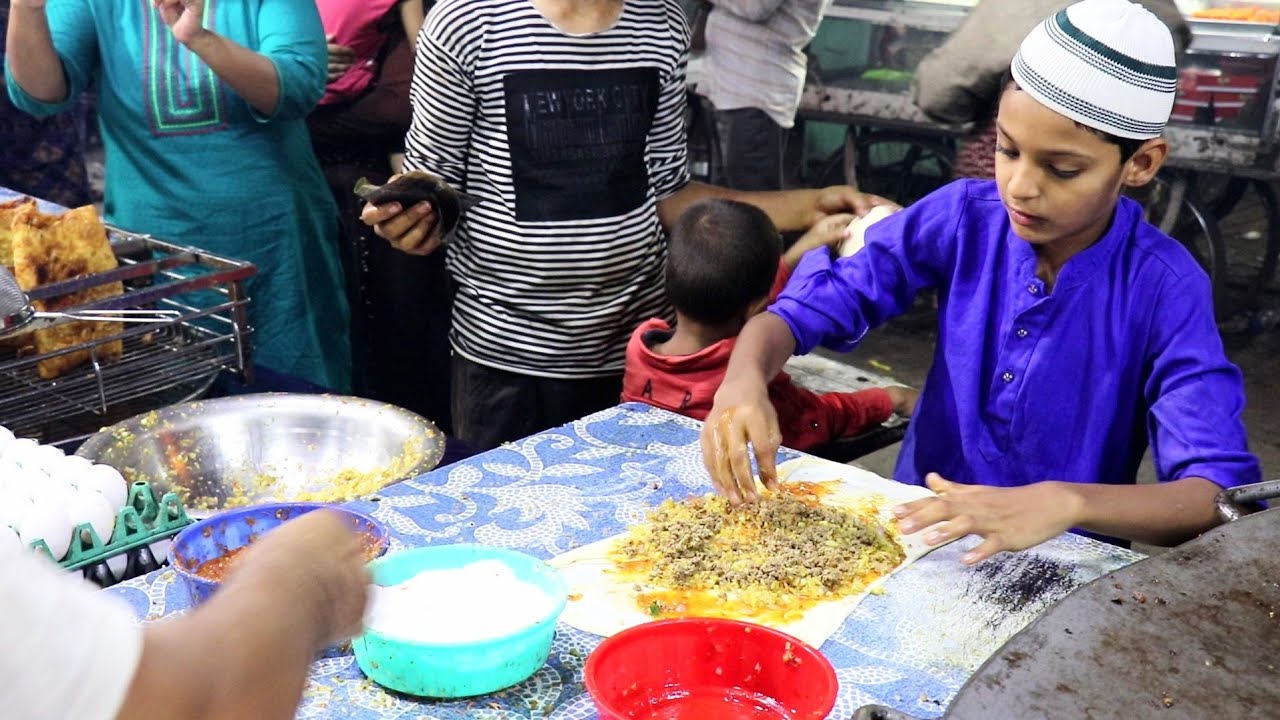 Little Kid making Mughlai Paratha : Zampa Bazaar, Surat, Gujarat | Tasty Street Food