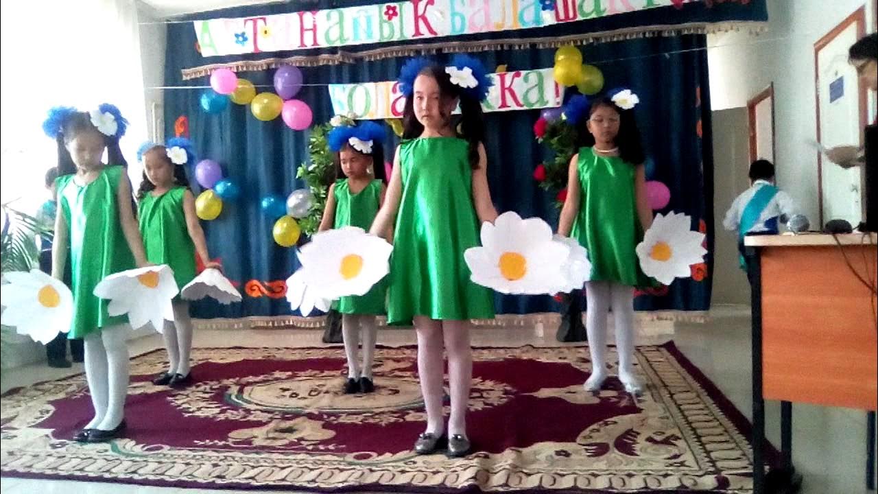 Весенние танцы в детском саду видео. Танец ручейков для малышей. Платочки для танцев в детском саду. Весенние танцы в детском саду видео. Танец ручеек для детей.