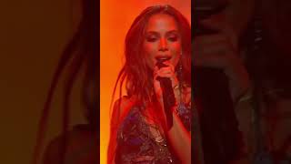 🎵🎙️ #Anitta, Mil Veces - en vivo en #premiolonuestro