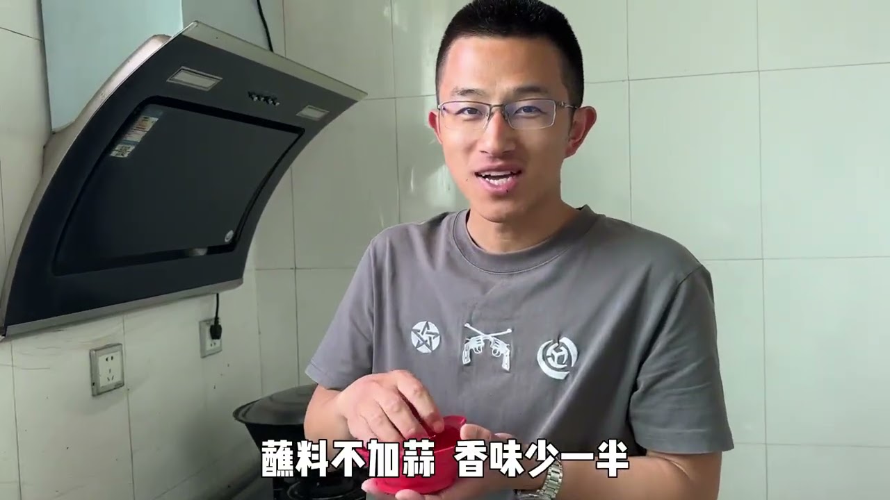 儿媳妇偷偷给婆婆换新手机，结果把婆婆得罪了，直接把儿媳赶出家门#东菱佐料机 #火锅 #一家人