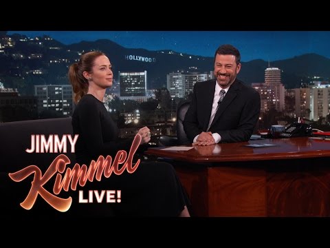 emily-blunt-pretended-to-ride-a-“wolf-bear”