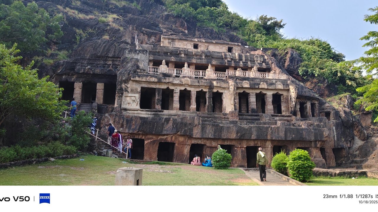 ఆంధ్ర ప్రదేశ్ రాజధాని అమరావతి కి దగ్గర ఉండవల్లి గుహలు 