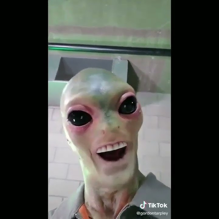 Alienígena se ríe - meme plantilla