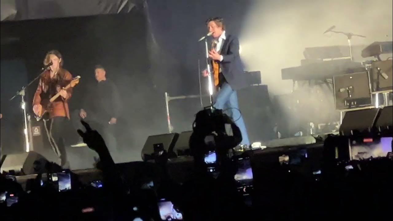 Arctic Monkeys I Bet You Look Good On The Dancefloor (Live) Lima