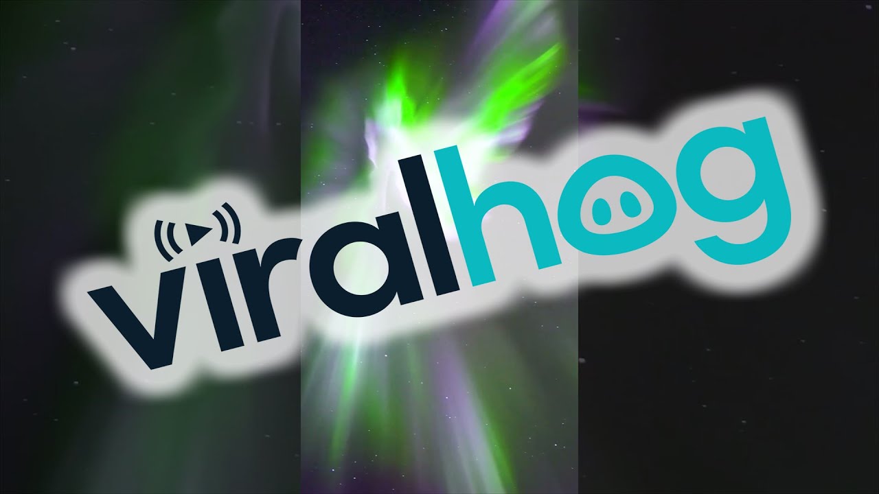 Looking Up At the Aurora Borealis in Manitoba || ViralHog