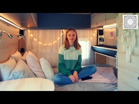 Video: Bunte skandinavische Wohnung perfekt für ein junges Paar