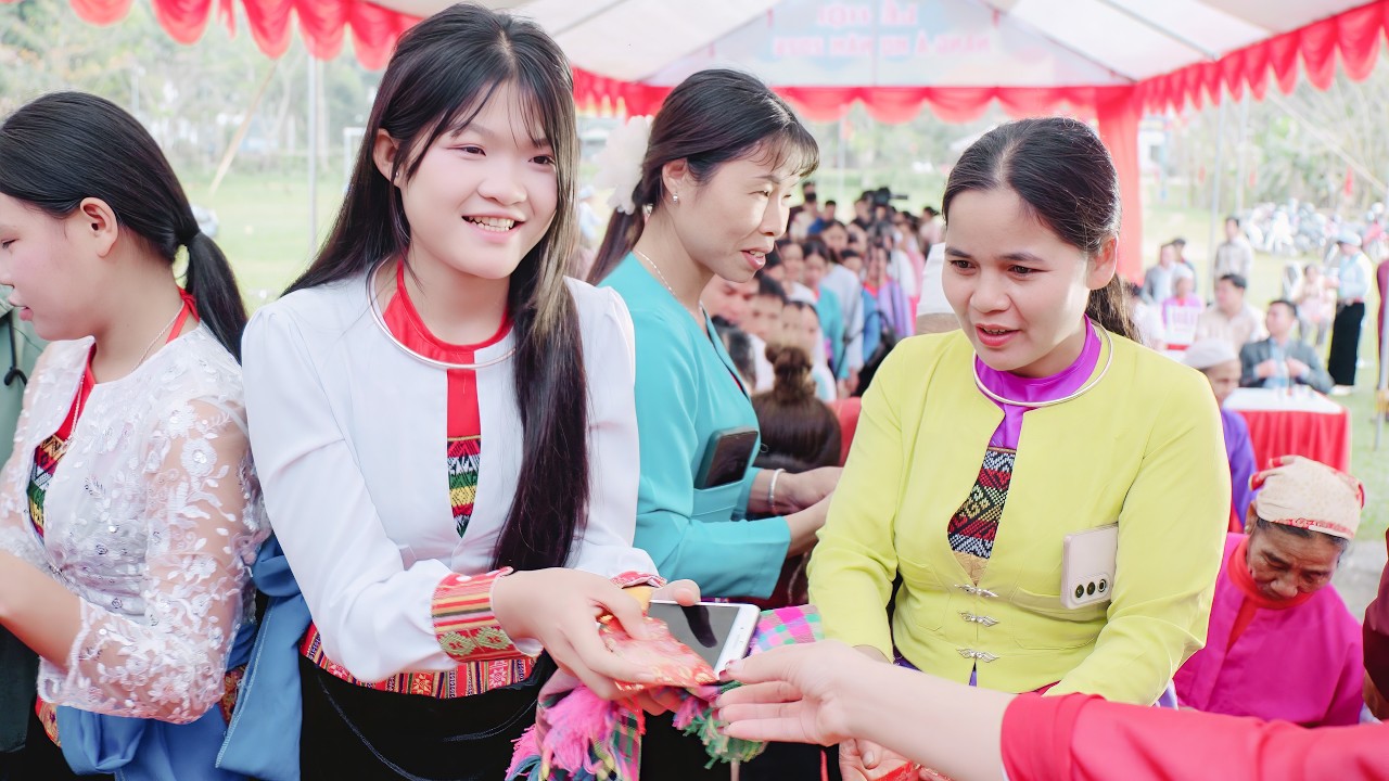 TOÀN CẢNH LỄ HỘI NÀNG Ả MU. XÓM KHẢI CAI, XÃ QUYẾT THẮNG, MIẾU THỜ NÀNG Ả MU BAI CAI