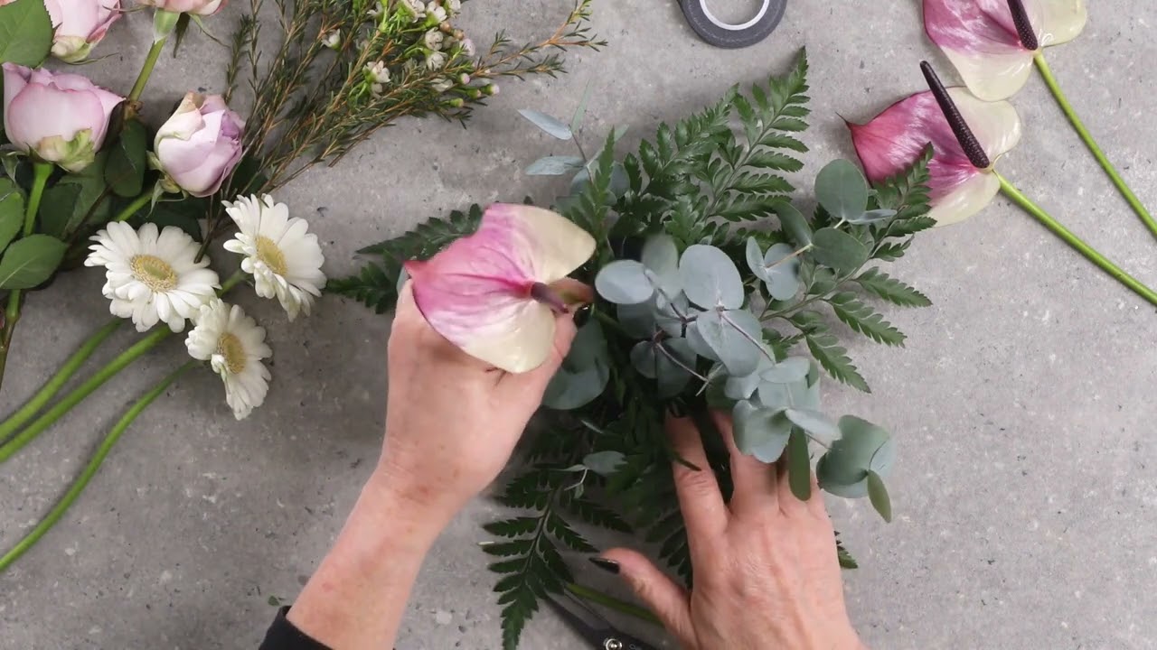 How to create a cute fresh flower arrangement using OASIS® Floral Foam Cylinder