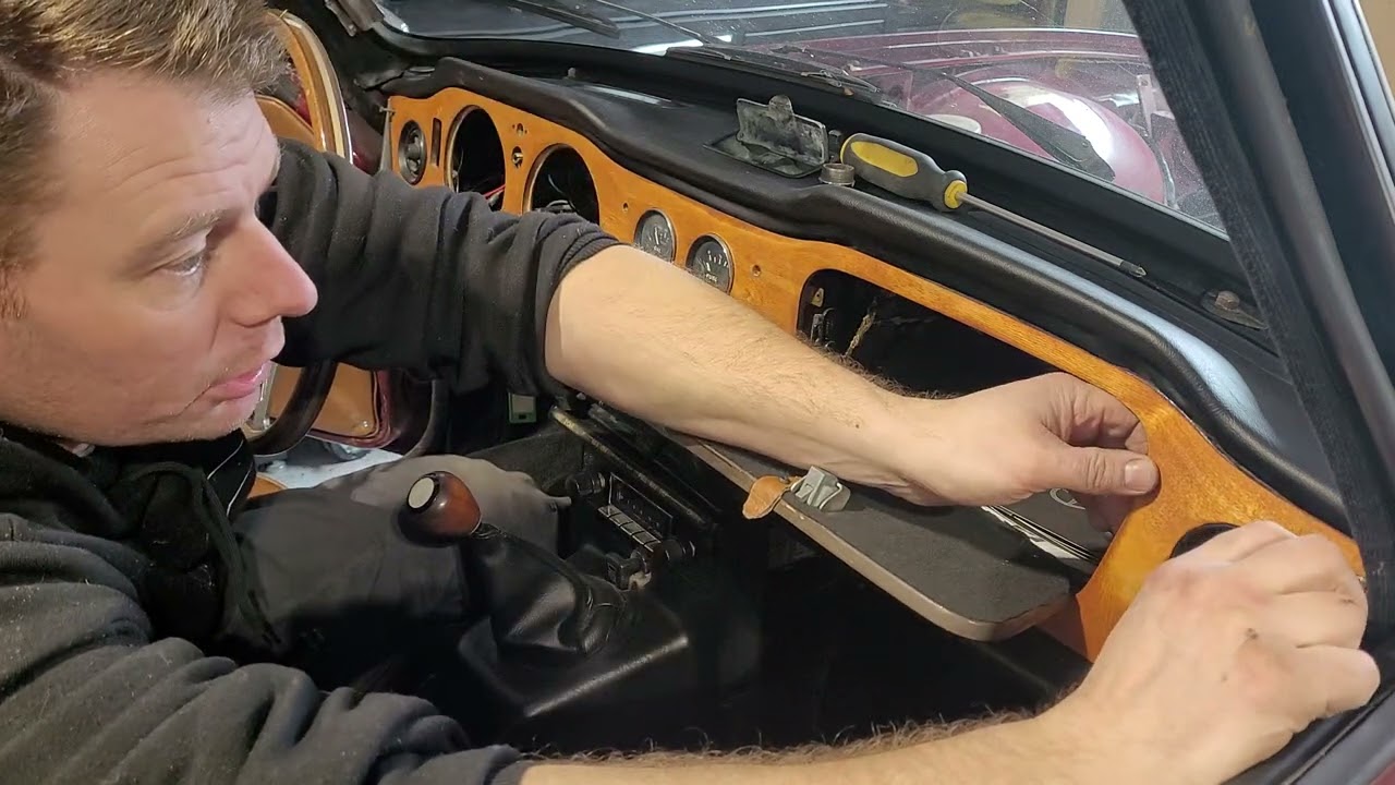 Triumph Tr6 Dashwood Removel Часть 2