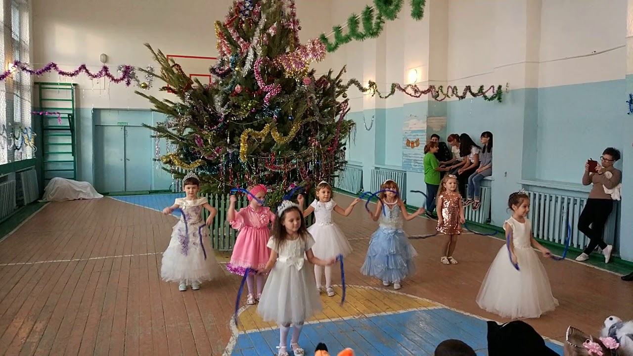 Выступление в садике. Снежинками выступает в садике. Выступление в детском саду. Каралатская школа. МКОУ Каралатская СОШ.