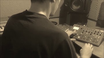 KORG Electribe2 playing techno with hihats