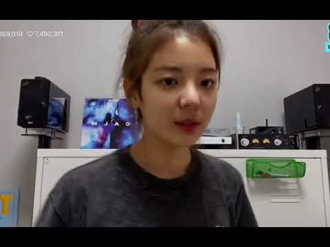 [리아] 쓰읍 음.. 하는 게 너무 귀여워서...