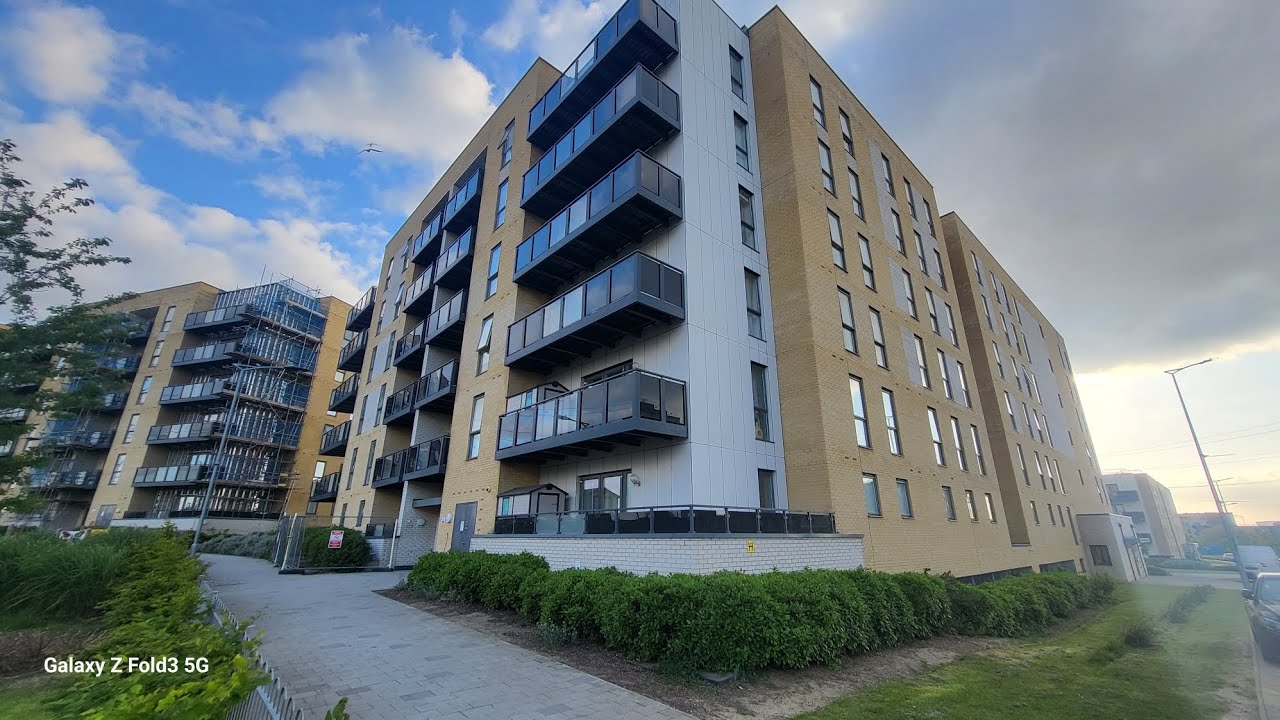 Curated visual reference: Visual Reference: Luxury 2Bed 2Bath Apt With Underground Parking 1Min To Barking