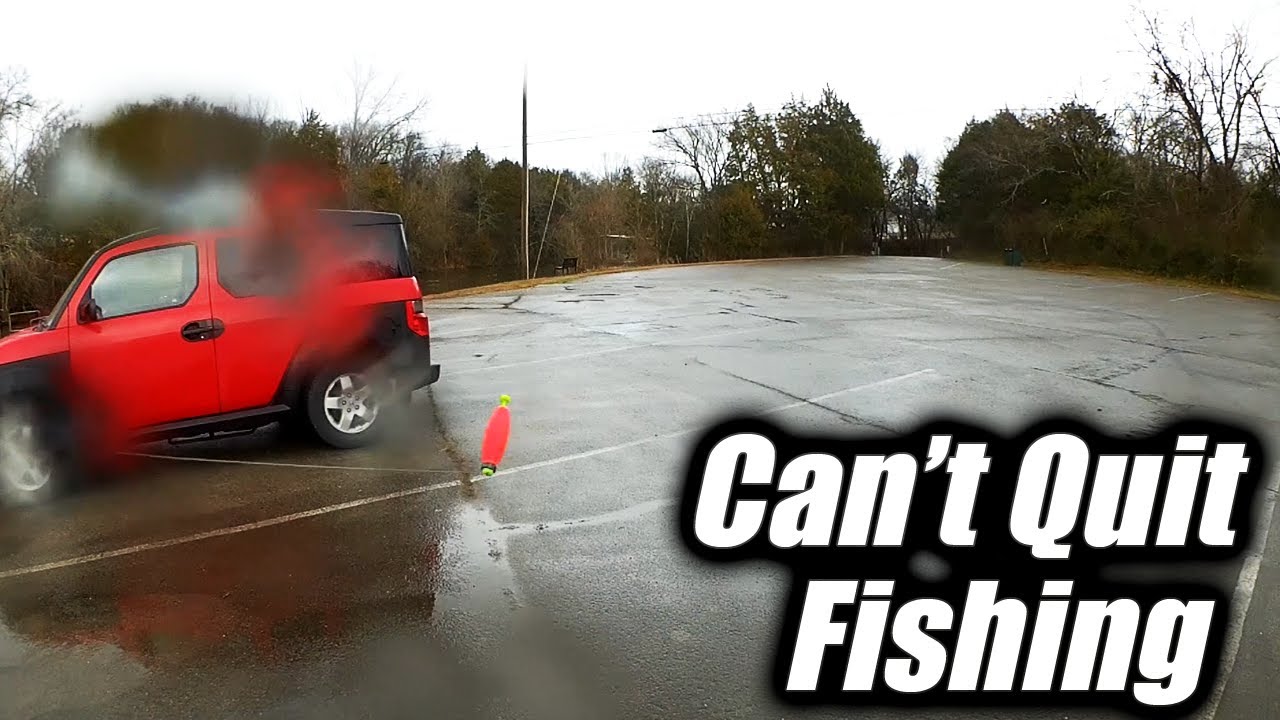 Слишком холодно и сыро, поэтому все бросили рыбалку (зимняя рыбалка).