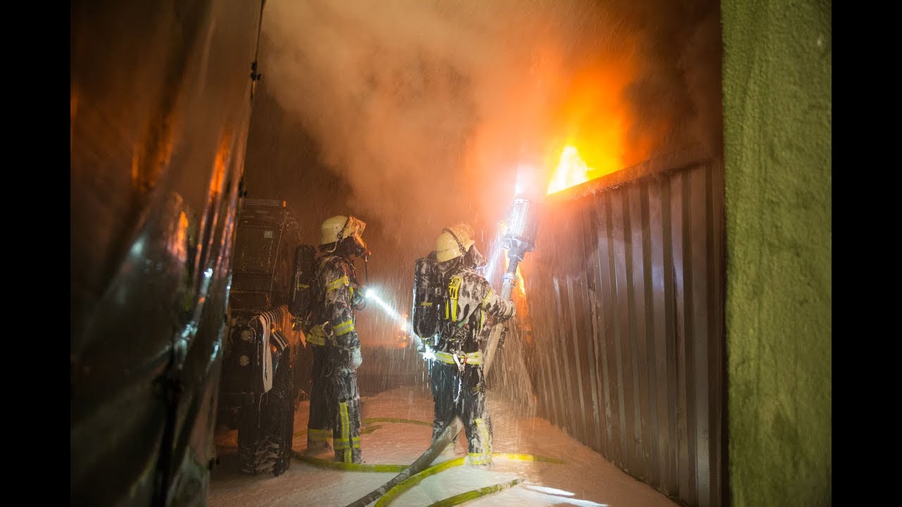Großbrand einer Werkstatt in Wiesbaden – Gebäude brennt völlig aus