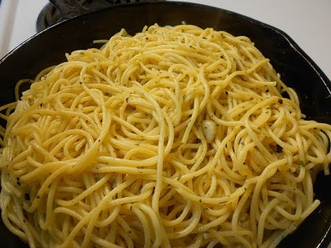 How to Boil Pasta and Prepare Spaghetti Without Tomato Sauce (Pasta Aglio e Olio)