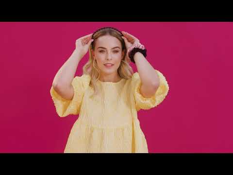 Invisibobble® Hairhalo je pohodlnou a bezbolestnou alternativou k běžným čelenkám!