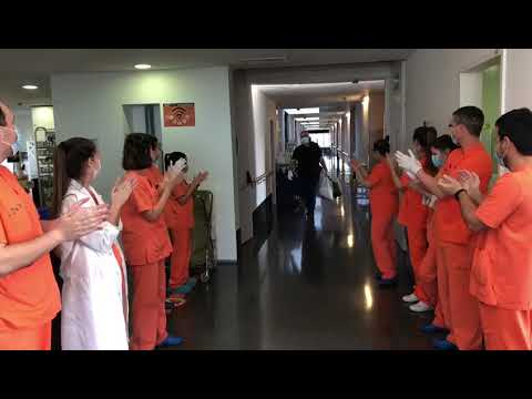 Trabajadores del hospital despiden a un paciente tras 15 días ingresado por coronavirus