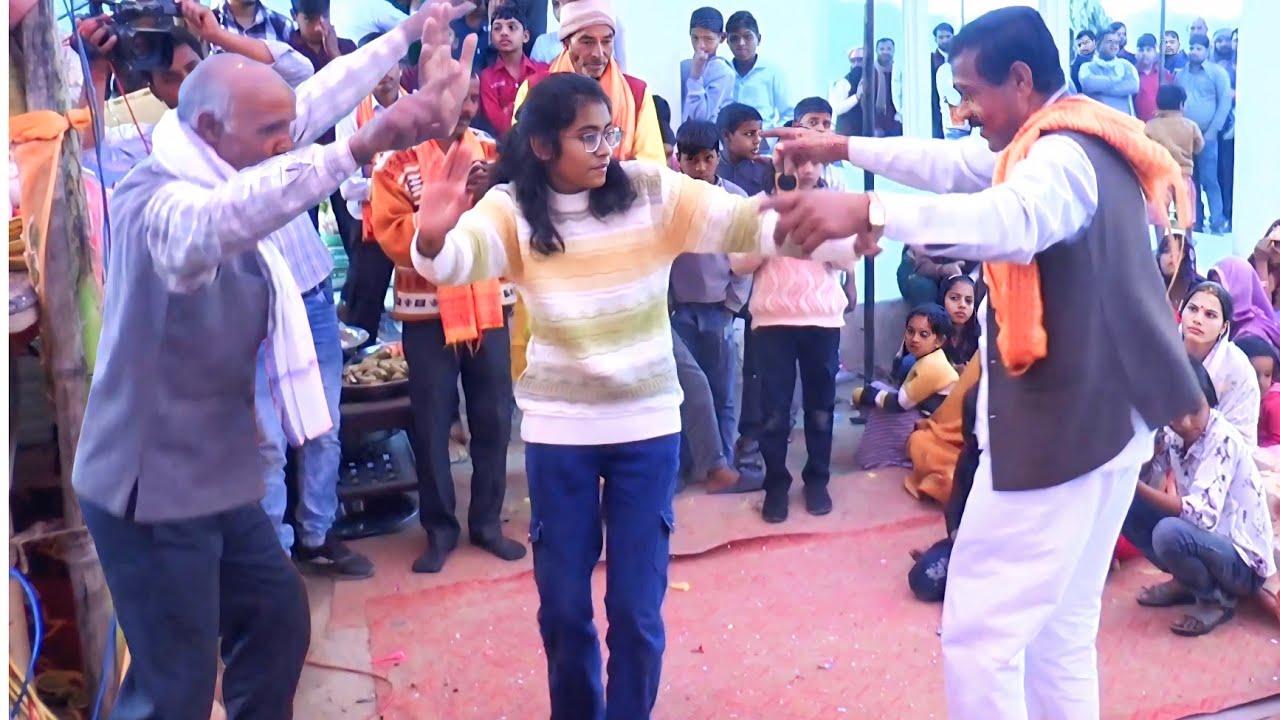 कृष्णा जन्म पर //कटिया में बाबा नातिन का सबसे टॉप डांस √√ललना छबीदार भयो ललना !! पूजा शास्त्री इटावा