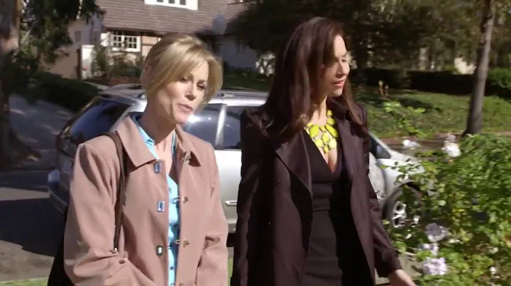 Modern Family 1x14 - Claire brings her friend Vale...