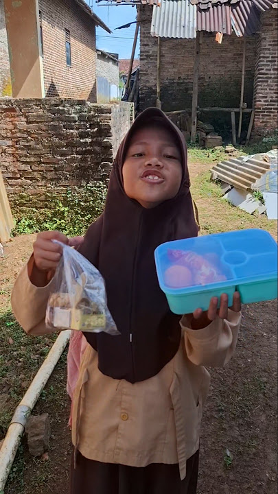 lathifah happy,,, her MBG got buuuaaanyaaak #shortsy