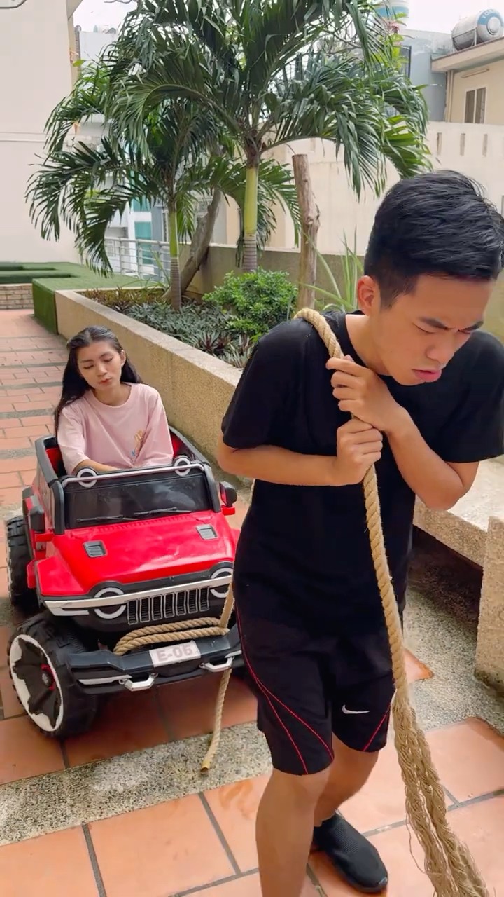 Su Hao comedy: boy pulling car ?