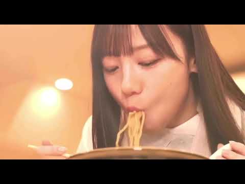 ラーメンをすする齊藤京子