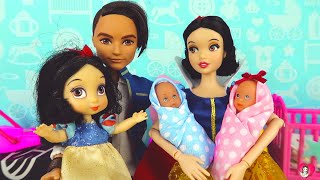 ¡Los Nuevos Hermanitos Bebes de Blanca Nieves Junior!  Princesas Disney