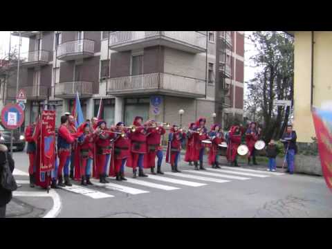 Via Cairoli in attesa del Natale.