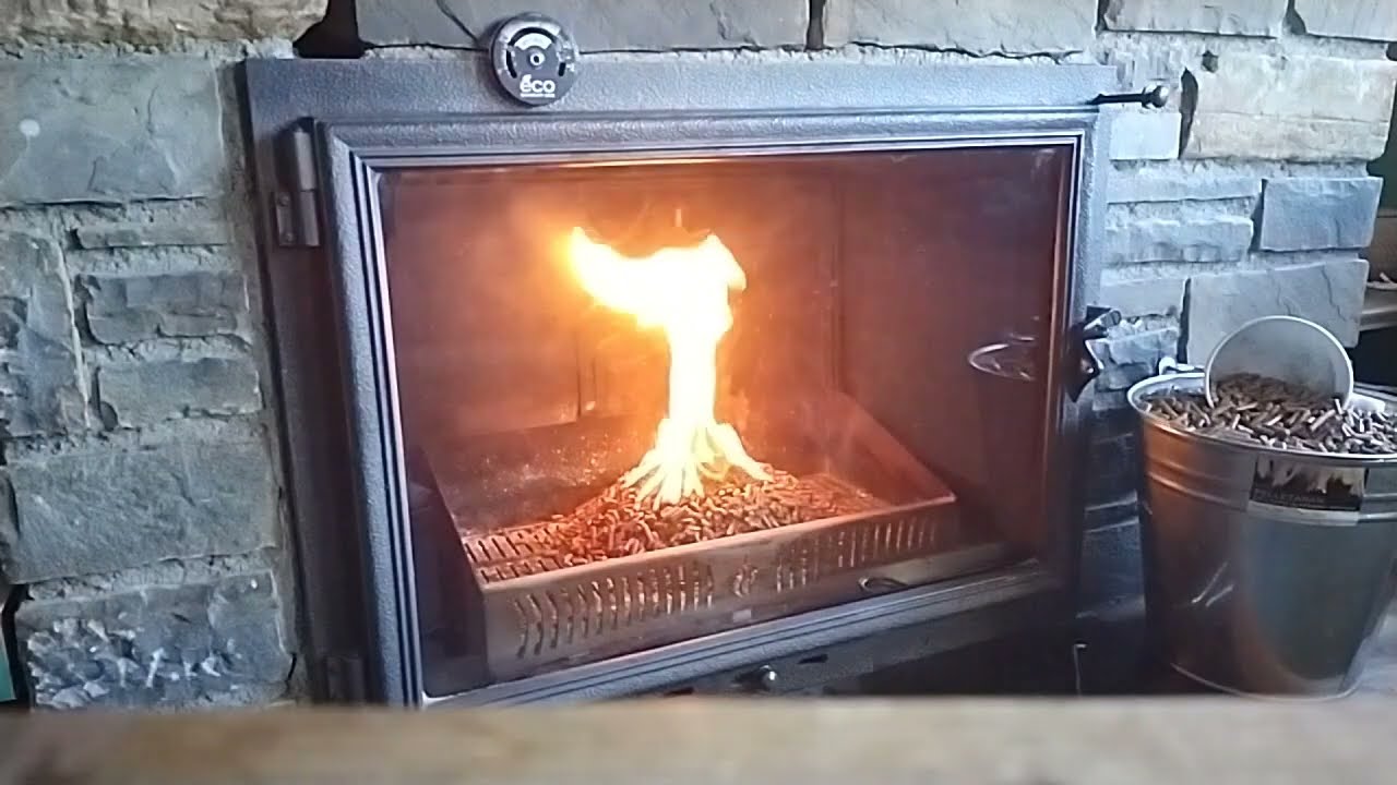 El pellet arde sin humo en una chimenea de leña, sin obras, sin  electricidad ni ruidos 