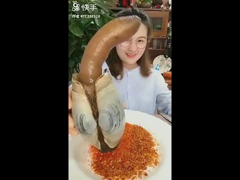 chinesa comendo molusco com formato de pinto