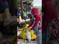Ang Dami Paring Tao Kahit Maulan Dito Sa Daungan Ang Dami Paring Tao Kahit Maulan Dito Sa Daungan