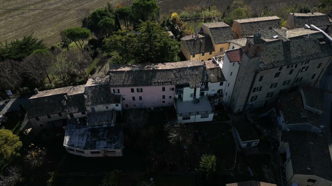 MAIOLATI SPONTINI (MARCHE): CIELO-TERRA CON APPARTAMENTO, TERRAZZO E LABORATORIO CON GIARDINO.