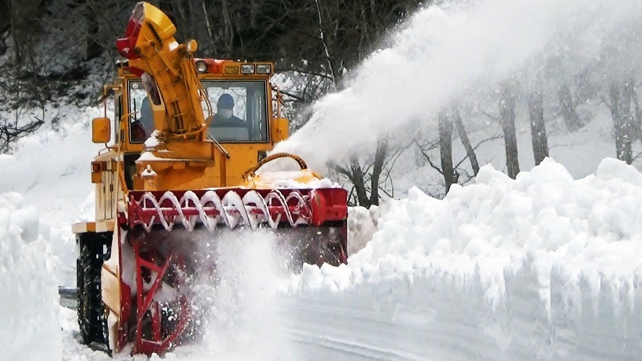 雪吹き飛ばし 春の訪れを告げる 山間部で道路除雪 動画 朝日新聞デジタル