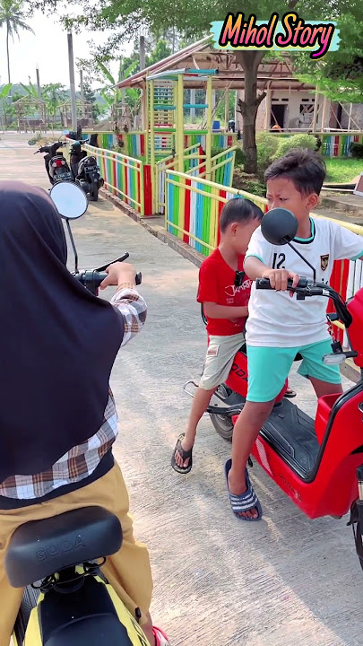 AZKA DI TINGGAL KA REVI NAIK SEPEDA LISTRIK😅🤣🤪 #viral #comedy #funnyvideos #trending #shorts