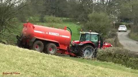 Muck-Spreading with MF 7720 and Tanker.