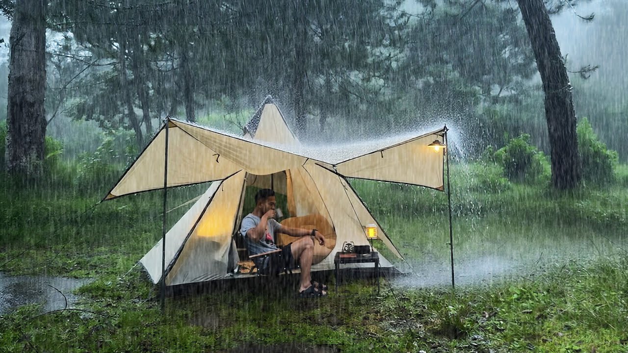 SOLO CAMPING HEAVY RAIN AND THUNDERSTORMS - RELAXING CAMPING IN THE ...