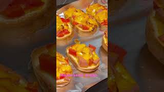 Маленький повар , готовит бутерброды