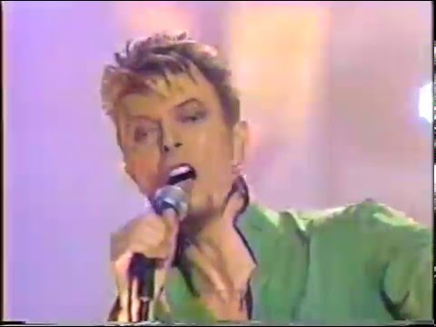 David Bowie – Hallo Spaceboy (Live GQ Awards 1997) - YouTube