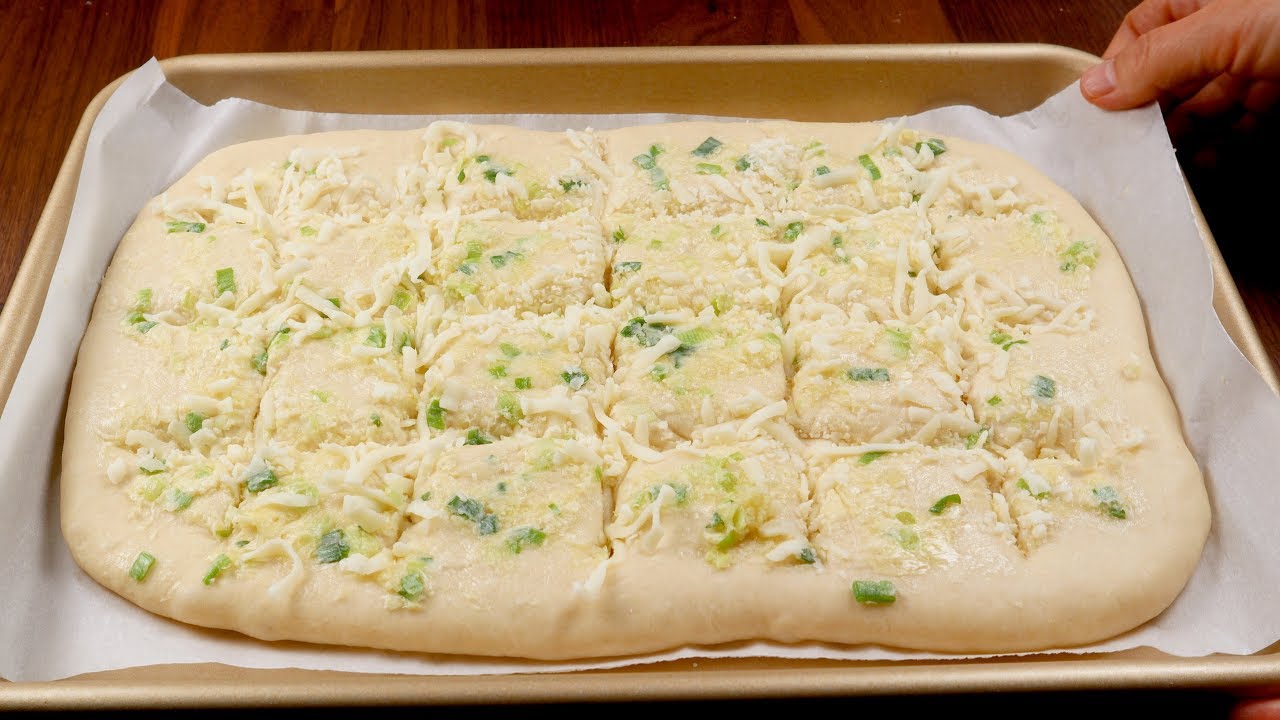⁣This is the EASIEST and MOST DELICIOUS garlic cheese bread recipe!