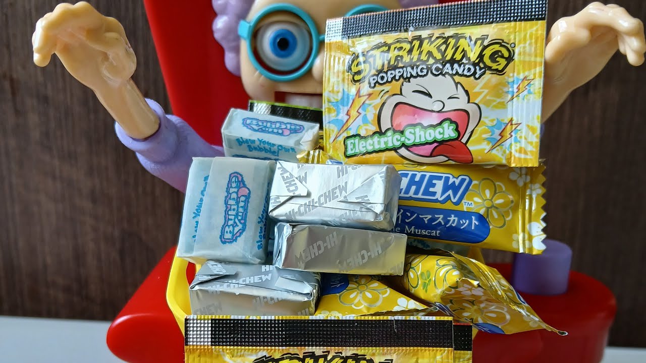 ASMR💥BUBBLE YUM CHEWING CANDY ELECTRIC SHOCK POPPING CANDY IN GRANNY'S PLATE