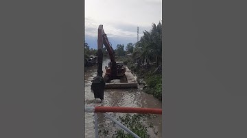 xáng cạp múc đất làm đường cho bà con