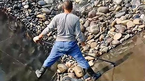 Amazing work - unloading cobblestone, the sound of rock flow is really good