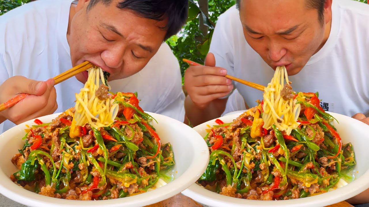 大哥買3斤牛肉，二弟做“火爆牛肉麵”，麻辣過癮大口嗦得停不下來！【鐵鍋視頻】