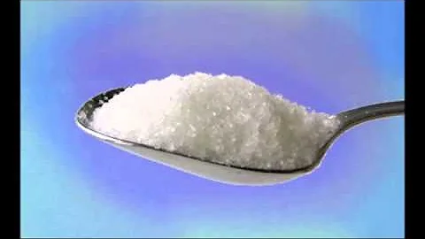 ¿Por qué el azúcar se disuelve más rápido en agua fría que la sal?